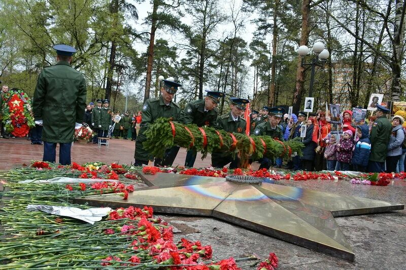 Красногорск память погибшим. Мемориальный комплекс красная горка Красногорск. Вечный огонь Красногорск. Мемориал на красной Горке Красногорск. Мемориальный комплекс Победы в Красногорске.