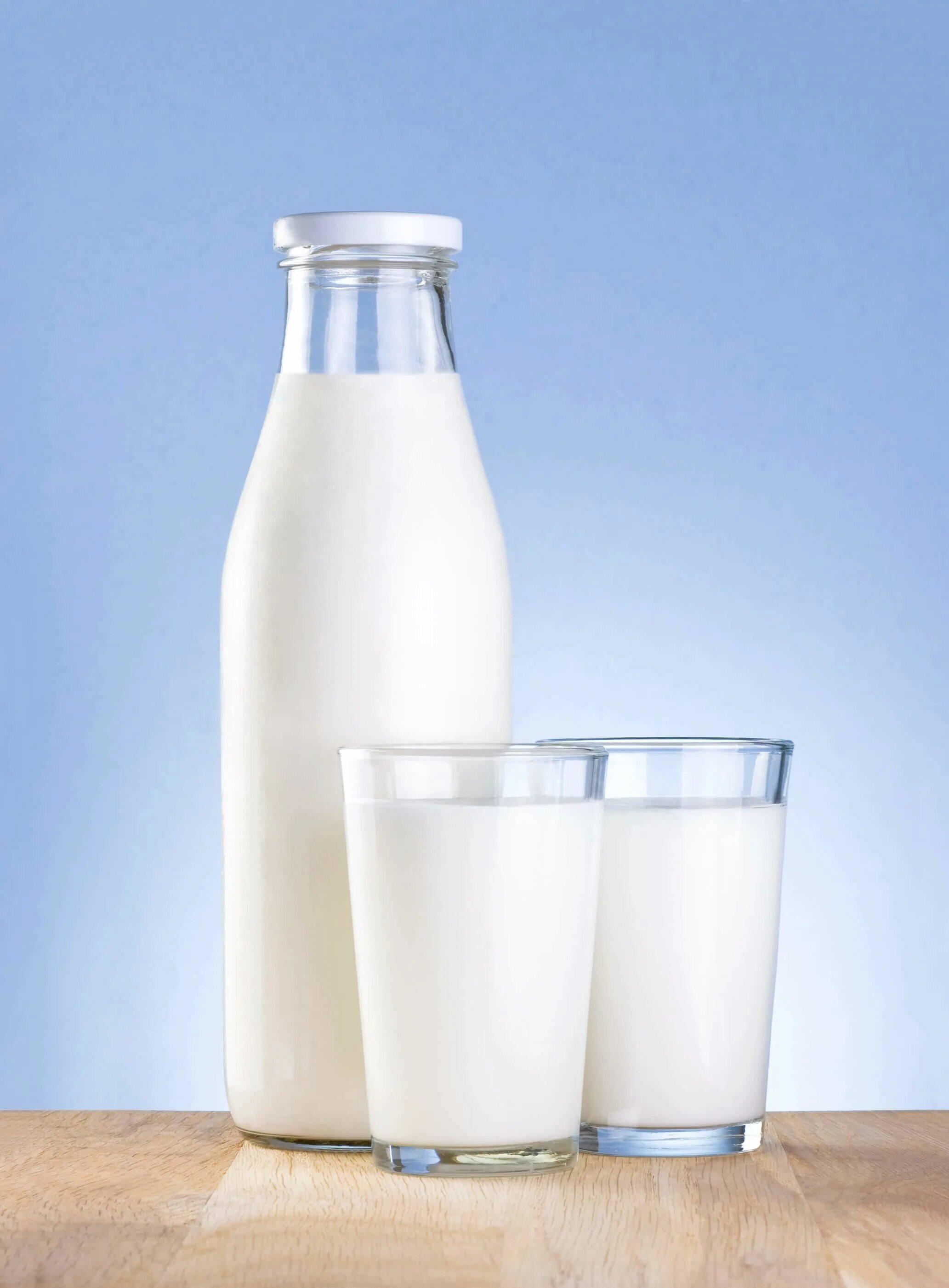 Бутылка молока. Молоко Milk. Молоко в бутылке. Молоко картинка. Бутылка молока буренка раньше вмещала