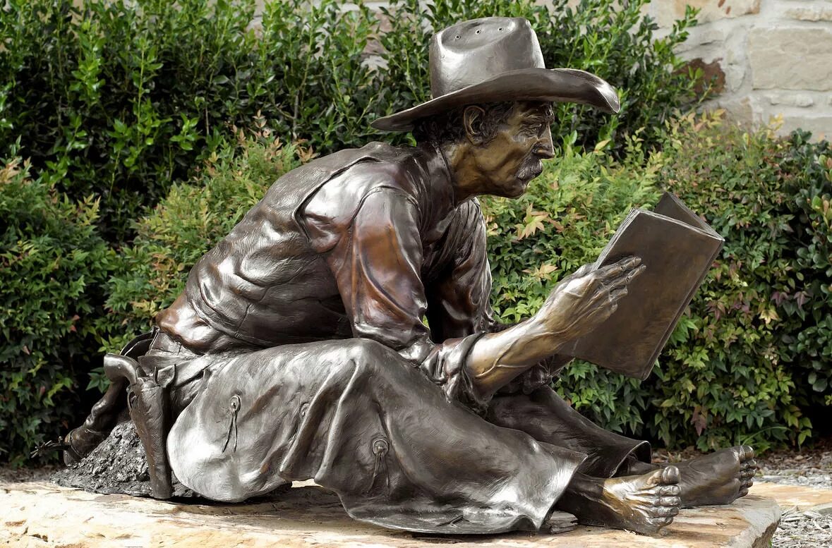 Скульптура семья на скамейке. Театральный сквер нижний тагил читатели. Скульптуры читать. Памятник юная читательница в таганроге. Скульптуры читать.