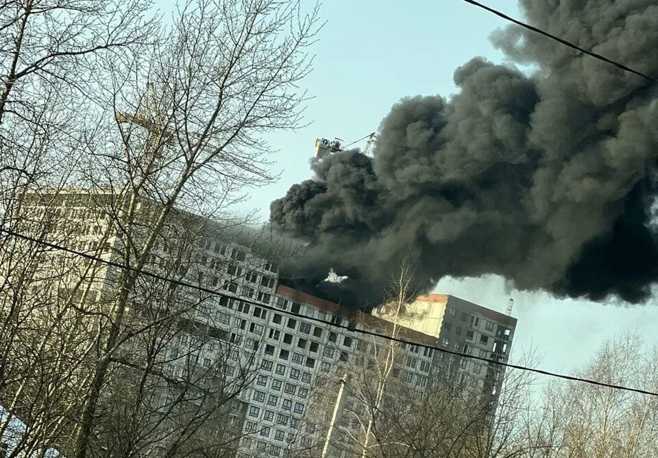 Пожар в здании. Пожар на Ленинградке. Пожар на Ленинградском шоссе. Горит дом на севере Москвы. Пожар в московской области крокус