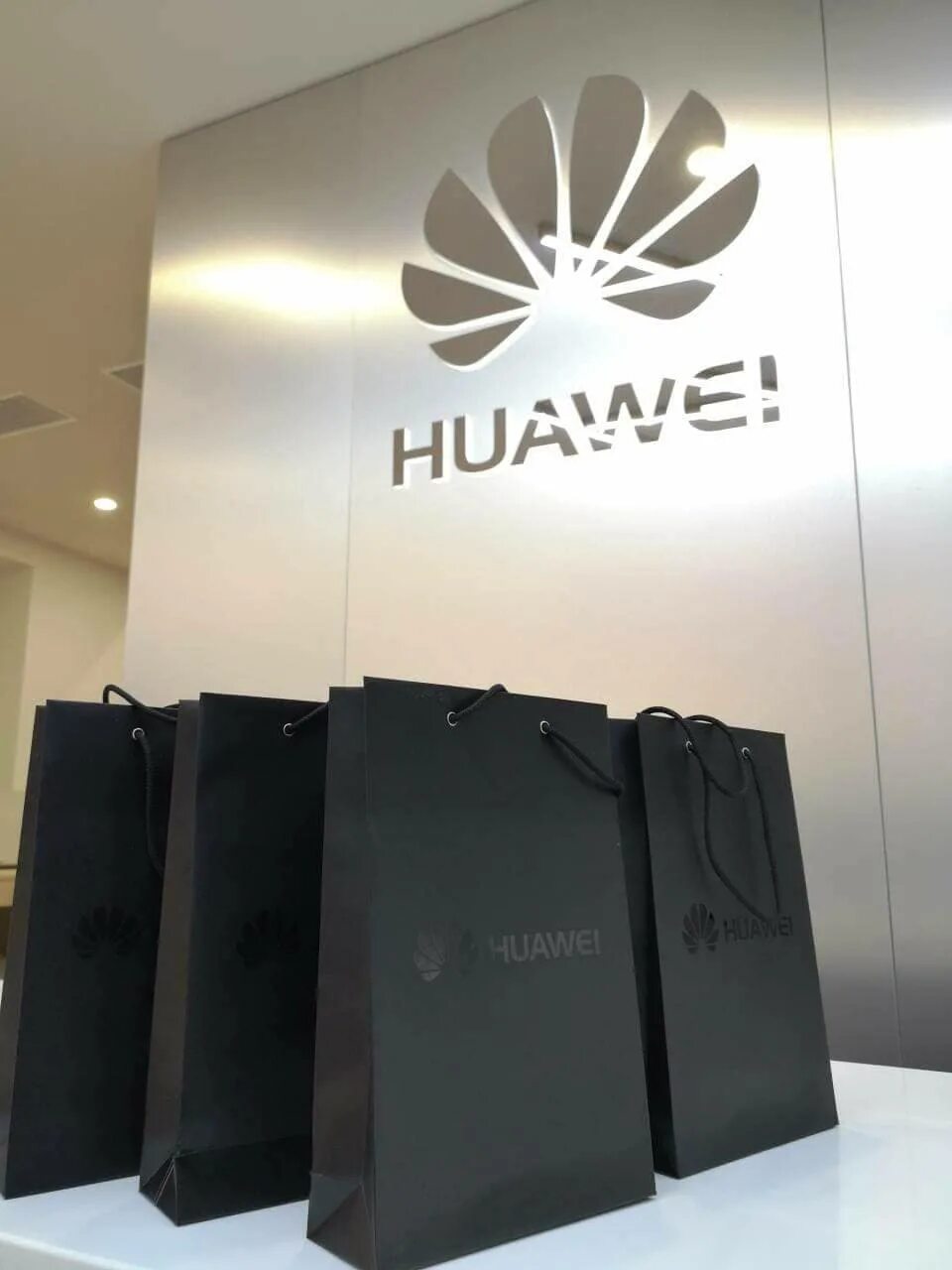 Фирменный магазин huawei. Huawei магазин. Витрины huawei. Магазин хуавей. Фирменный магазин huawei.