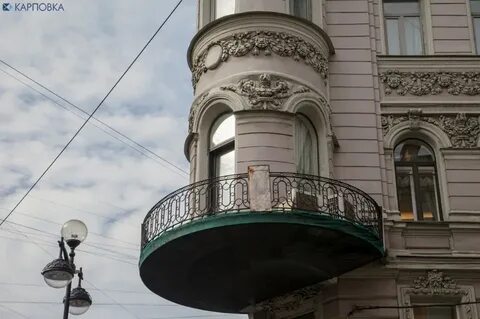 Дом с одним балконом в петербурге