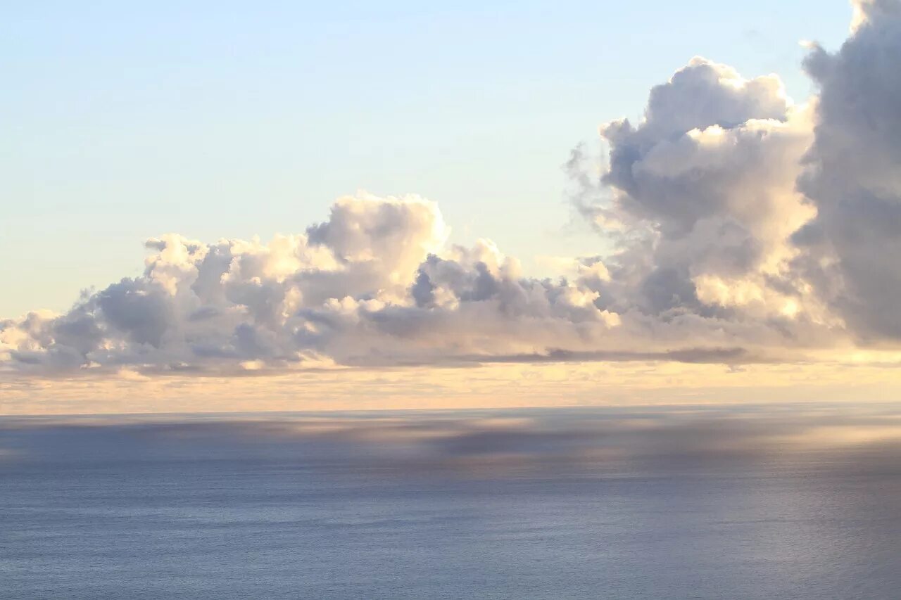 Море облаков песня. Облака над морем. кучевые облака над морем. облака на горизонте моря. море облаков.