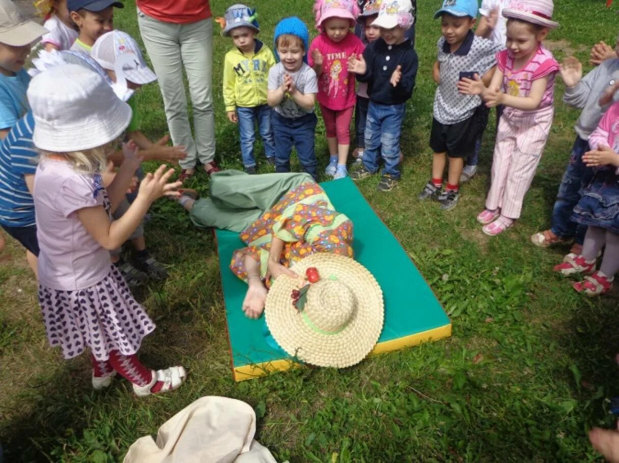 Праздник панамок. С праздником летних панамок. Фестиваль панамок в детском саду. Конкурс летняя Панама в саду.