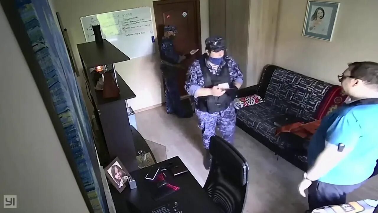 Сотрудник полиции с гражданами. Полиция угрожает что делать. Полицейский ловит преступника. Что делать если вам угрожают статья. Что делать если вам угрожают по телефону.