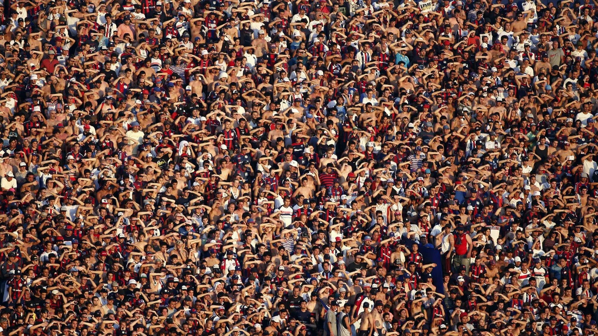 Тысячи людей озабоченных. Тысячи людей озабоченных. Миллионы людей. Миллионы людей. Тысячи людей озабоченных.