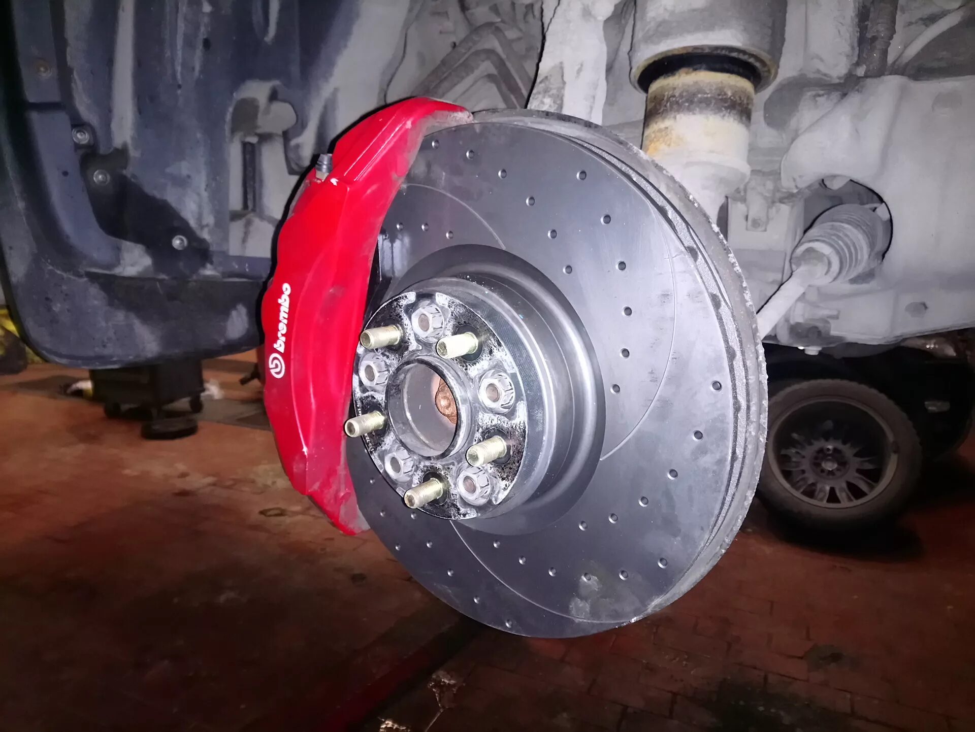 Тормозные диски range rover. Тормозной диск рендж ровер. тормозные суппорта range rover sport 5.0. тормозные суппорта range rover sport 5.0 2010. тормозные диски рендж ровер спорт.