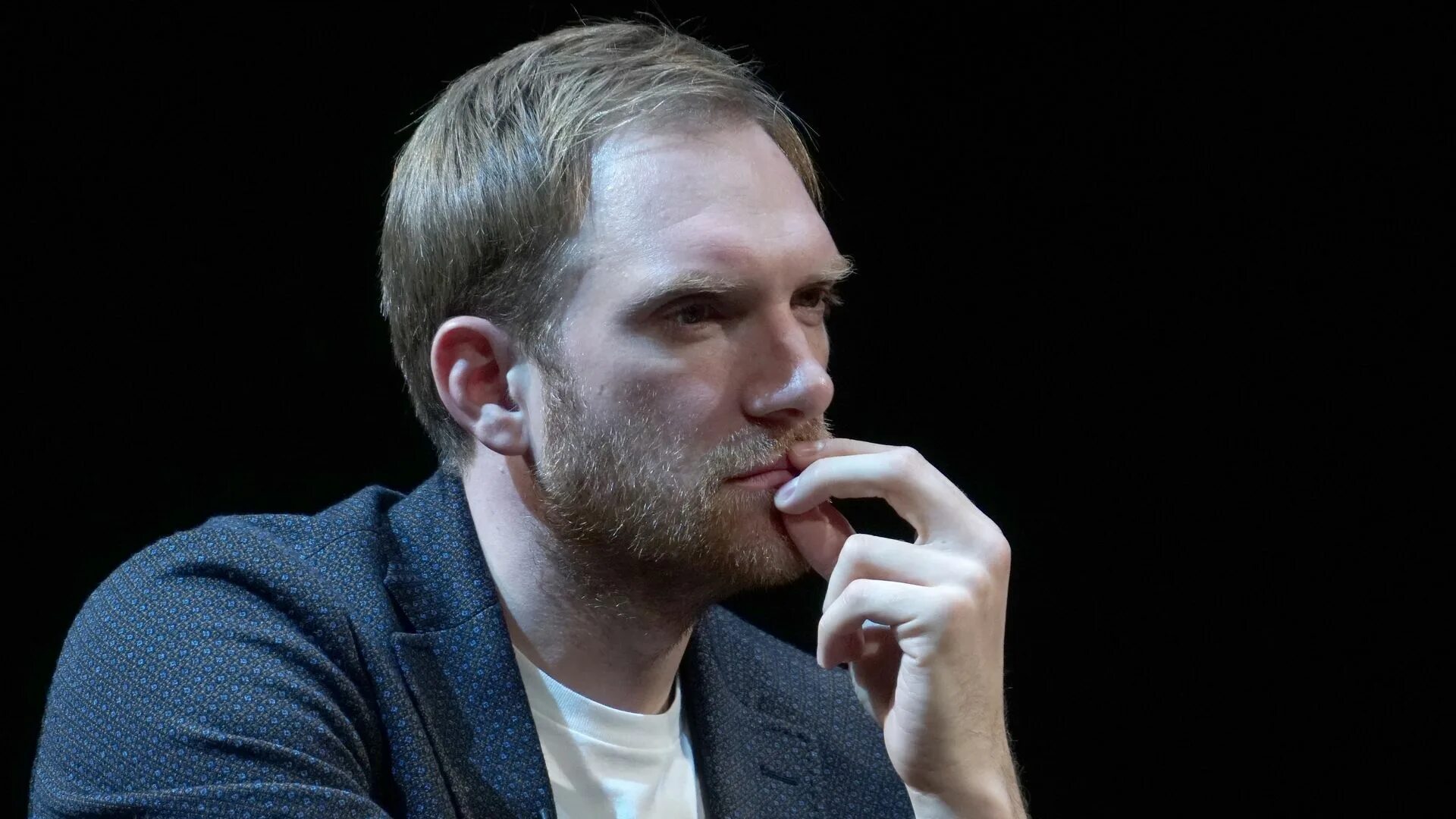 Бурковский уехал в америку. Молочников режиссер. Андрей бурковский с женой. Андрей бурковский 6 кадров. Бурковский уехал в америку.