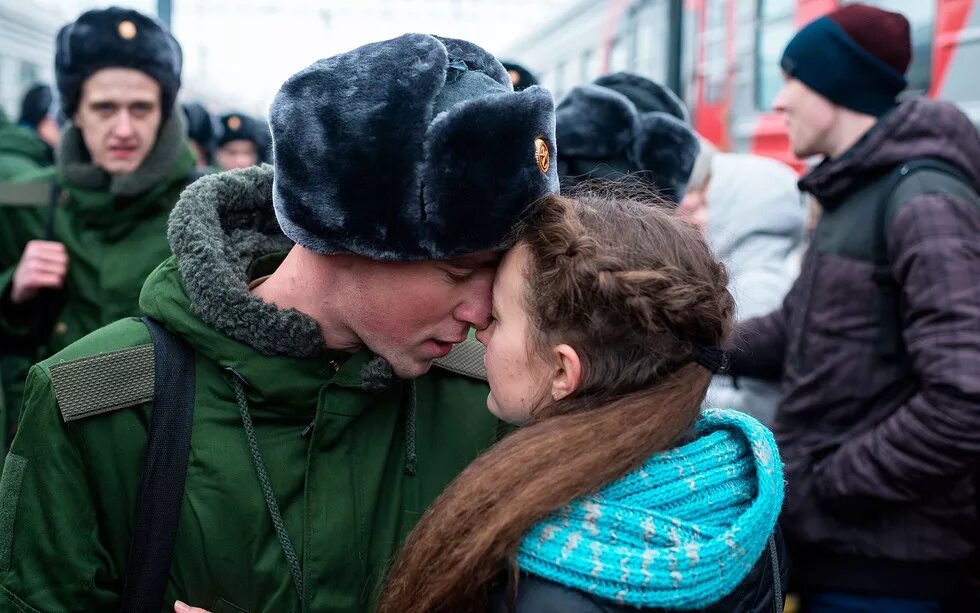 Девушка провожает в армию. Проводы в армию. Парня провожают в армию. Осенний призыв. 28 лет призовут ли