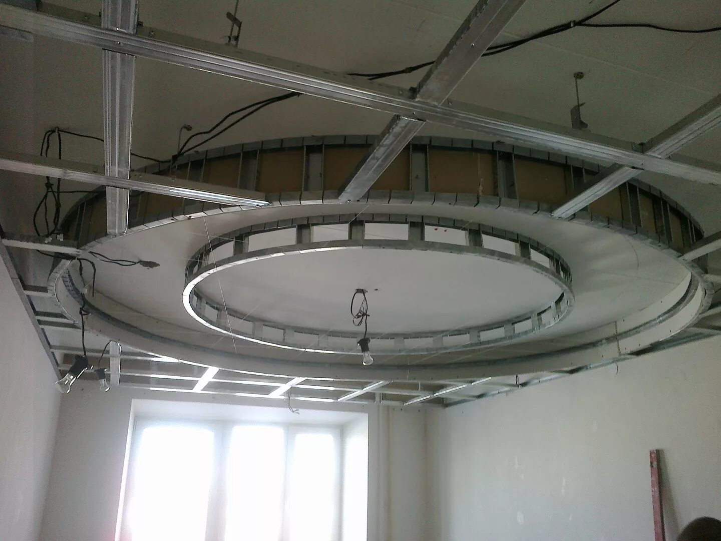 Кнауф 2-х уровневые потолки. Каркасный подвесной потолок. Многоуровневые потолки из гипсокартона. Потолок гипсокартон двухуровневый. Каркас двухуровневого потолка.