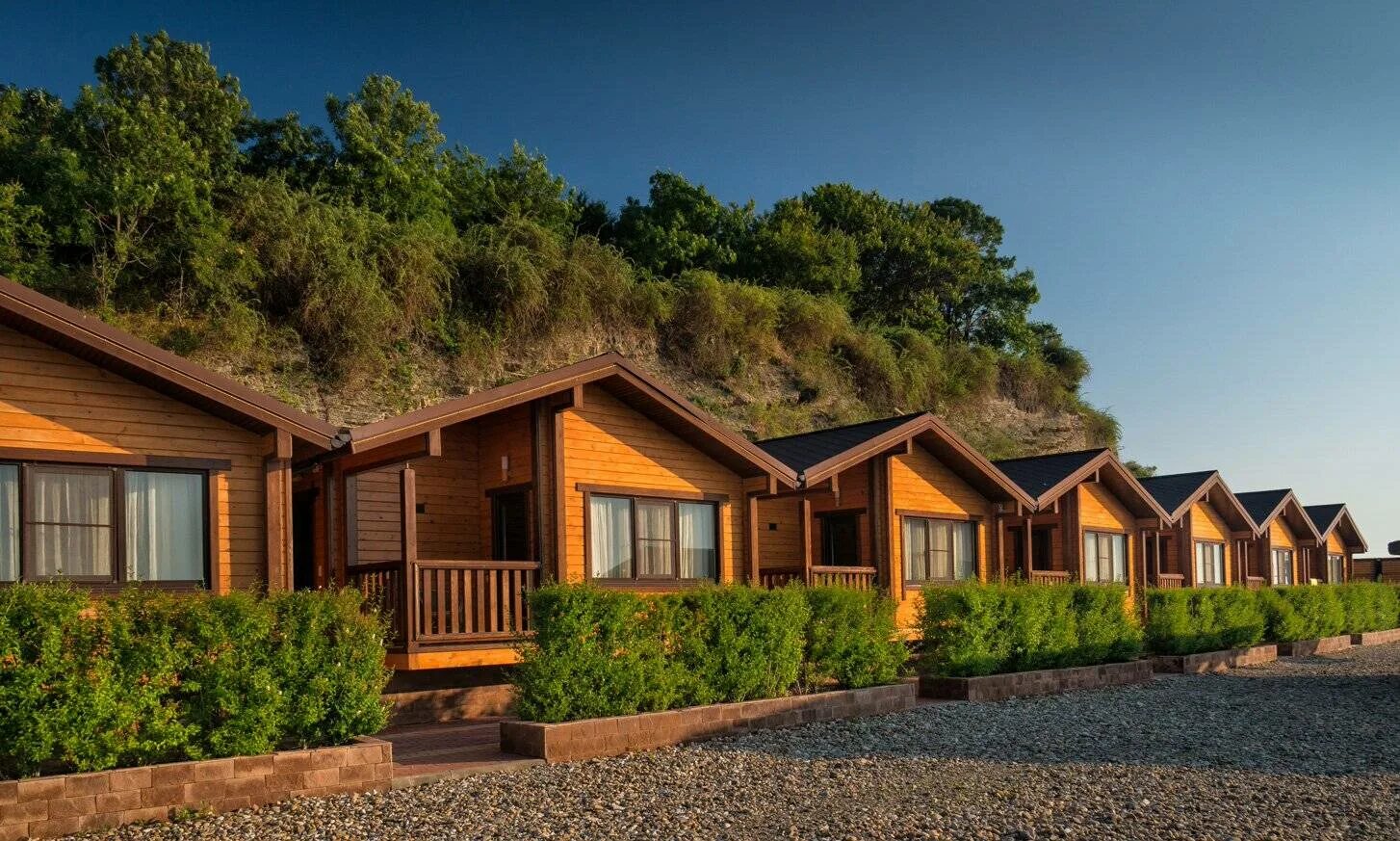 Каштак абхазия коттеджи. Адирондакский стиль в архитектуре. Уютный домик у моря. Золотая бухта анапа бунгало. «дом у озера ванзее» (1925.