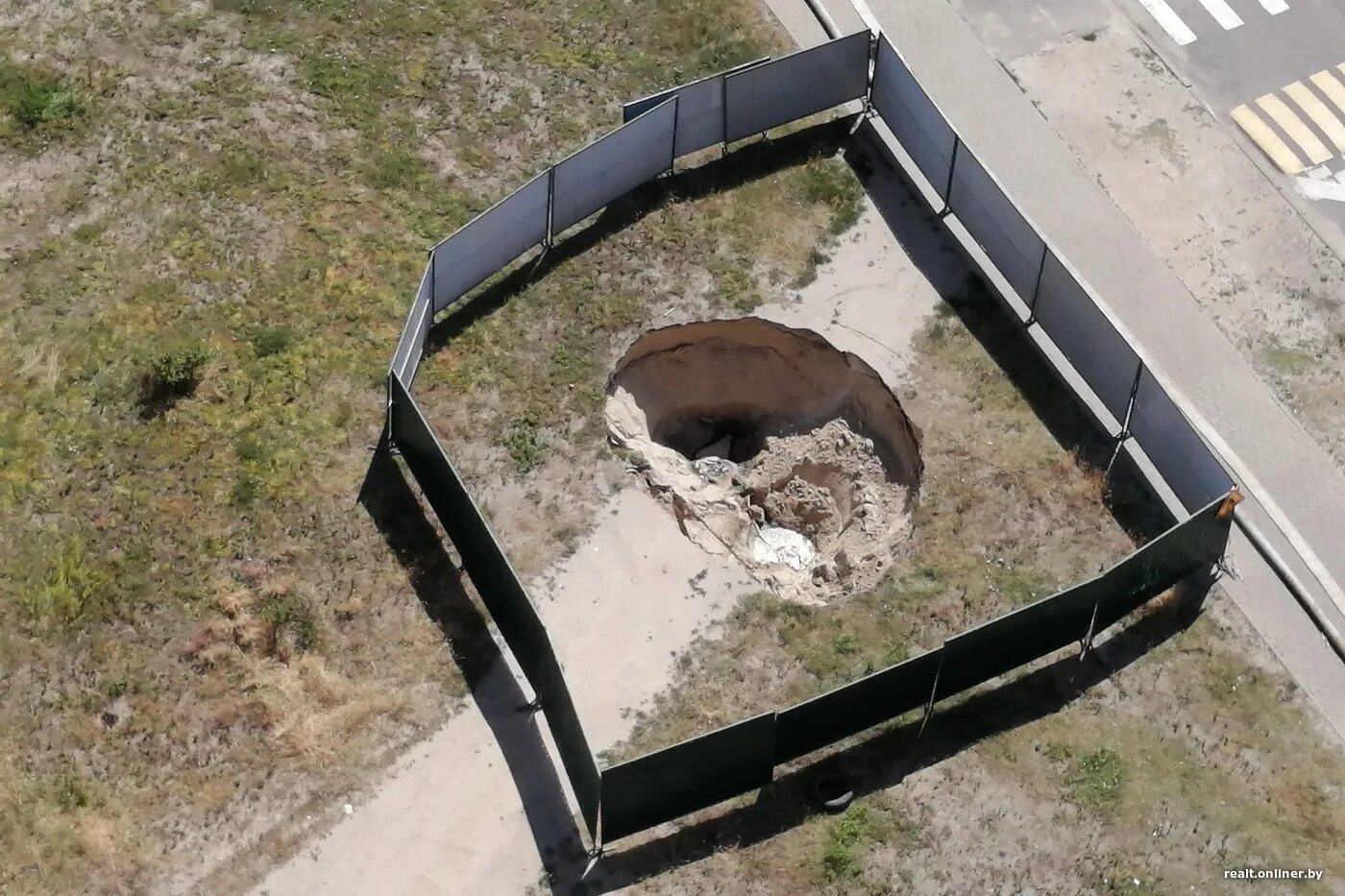 Проседание грунта в земле. Храмы провалились под землю. Провалилась земля что делать. Карстовые провалы в дзержинске. Карстовые воронки в дзержинске.