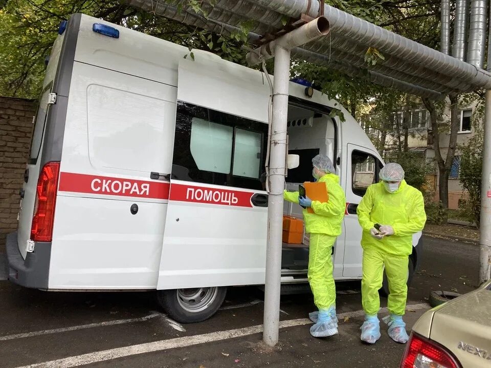 Едет скорая на вызов. Скорая помощь на вызове. подстанция скорой помощи внутри. скорая медицинская помощь в краснодаре.
