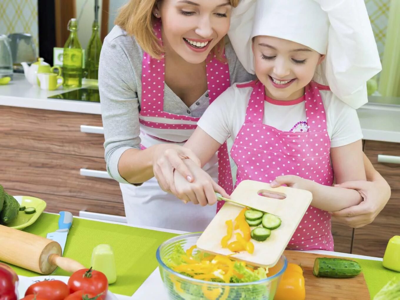 Cook kid. Готовим вместе с мамой. Готовим вместе с детьми. Мы готовим. Коллаж готовим вместе с мамой.