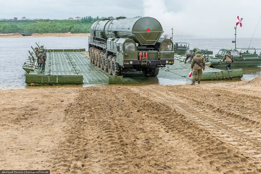 Погрузился на понтоны первый взвод