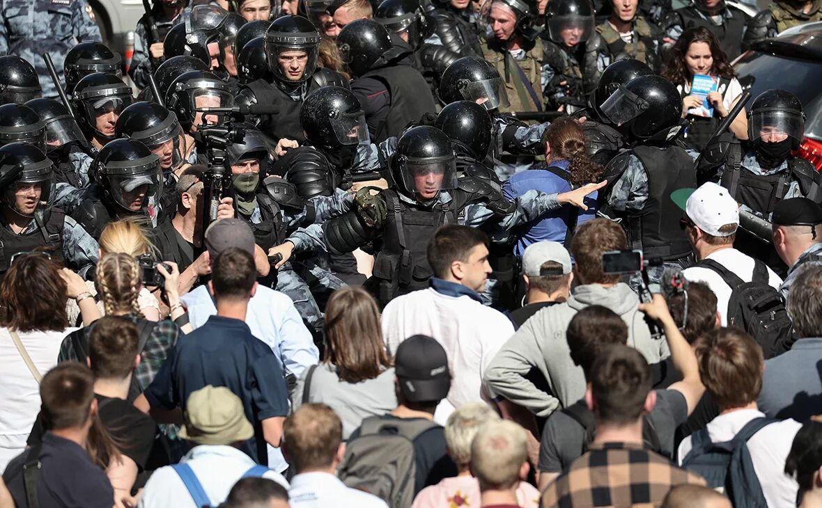 Толпа полицейских. Митинг 03