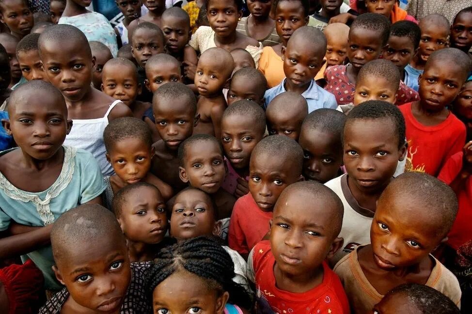 Много негров. Толпа чернокожих детей. Афроамериканцы в Африке. Страна чернокожих