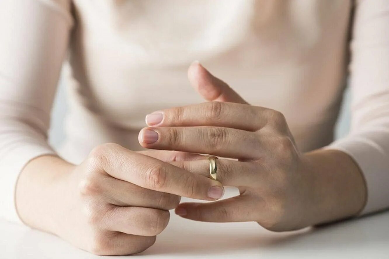 Poor girl ate wedding ring на русском. Кольцо на пальце. Обручальное кольцо. Обручальные кольца на руках. Женская рука с кольцом.