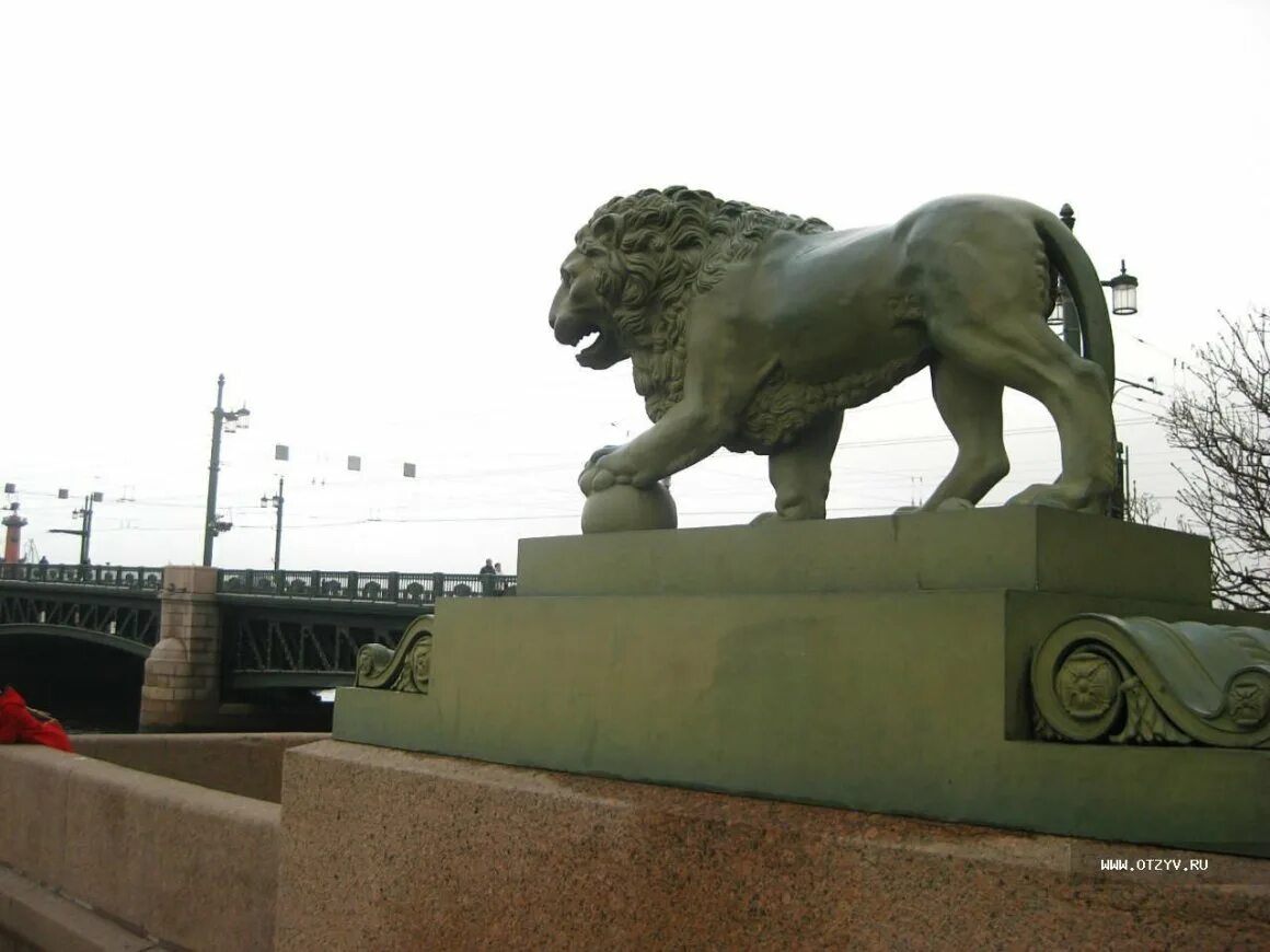 Львы на адмиралтейской набережной в санкт-петербурге. Львы на набережной в санкт петербурге. Львы дворцовой пристани карл иванович росси. Дворцовая пристань санкт-петербург львы. Сторожевые львы на адмиралтейской набережной.