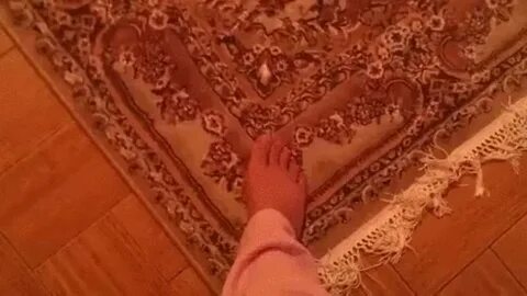 Девушки и ковры