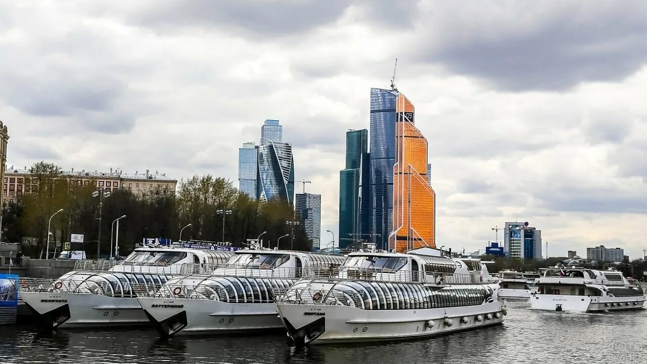 Корабль на набережной москва. Корабль рэдиссон москва река. Москва река теплоход морис. Северный речной вокзал москва. Речной порт на речном вокзале.