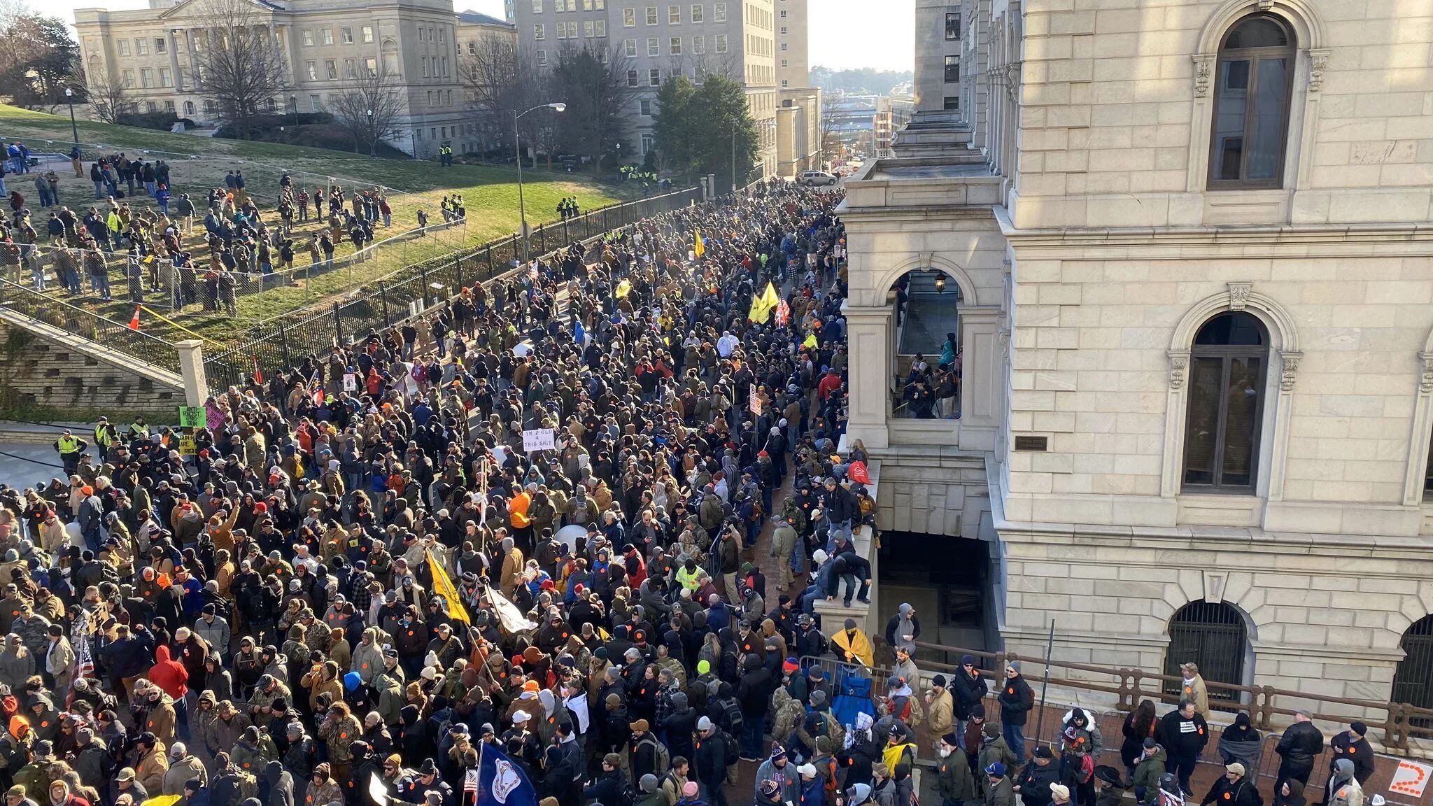 Митинг. Люди на митинге. Мирная акция протеста. Толпа митинг. Митинг синоним