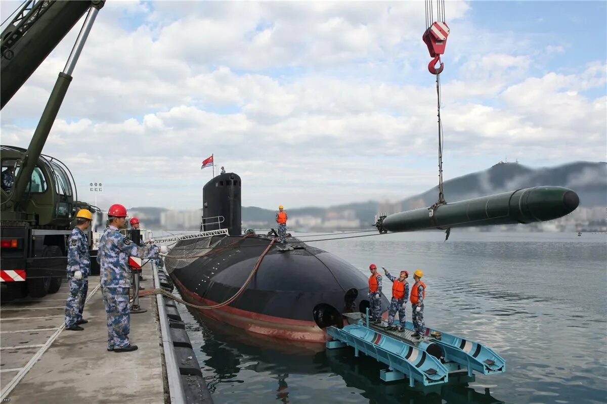 Большая торпеда. Подводная лодка kilo class Submarine. Подводная лодка палтус 877. Торпедный аппарат подводной лодки 877. Подводные лодки проекта 955 «Борей».