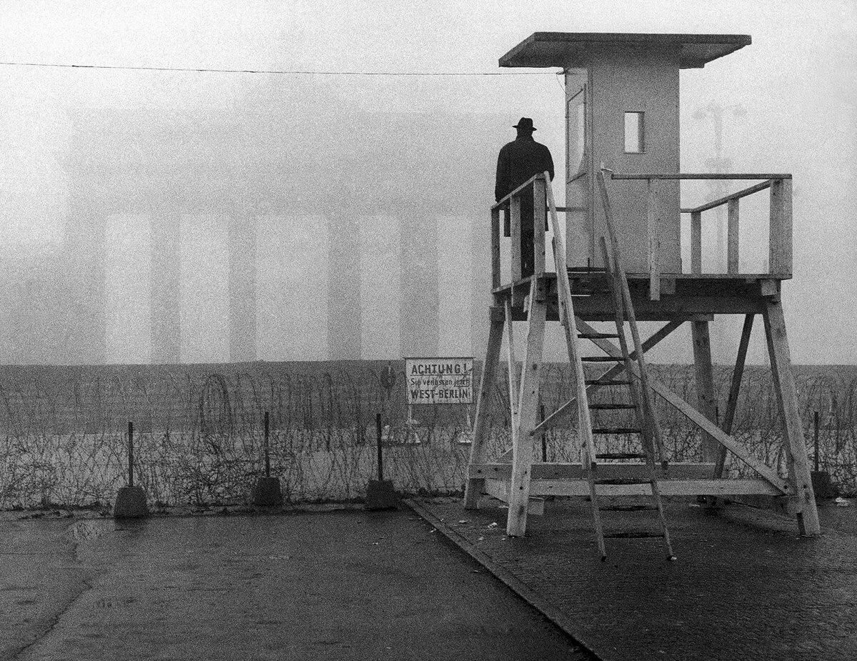 Утечка фрг. Сооружение Берлинской стены 1961. Стена в Берлине 1961. Берлинская стена 1961 год. Берлинская стена в Германии 1961.