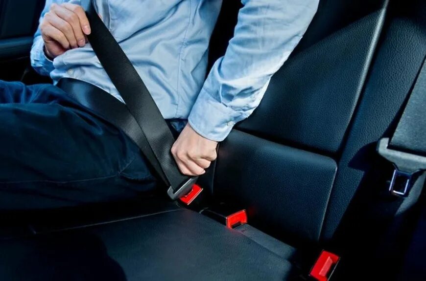 Рубашка мужская. Со застегнутым. Пристегнутый ремень безопасности. Руки в карманах. Непристегнутыми ремнями.