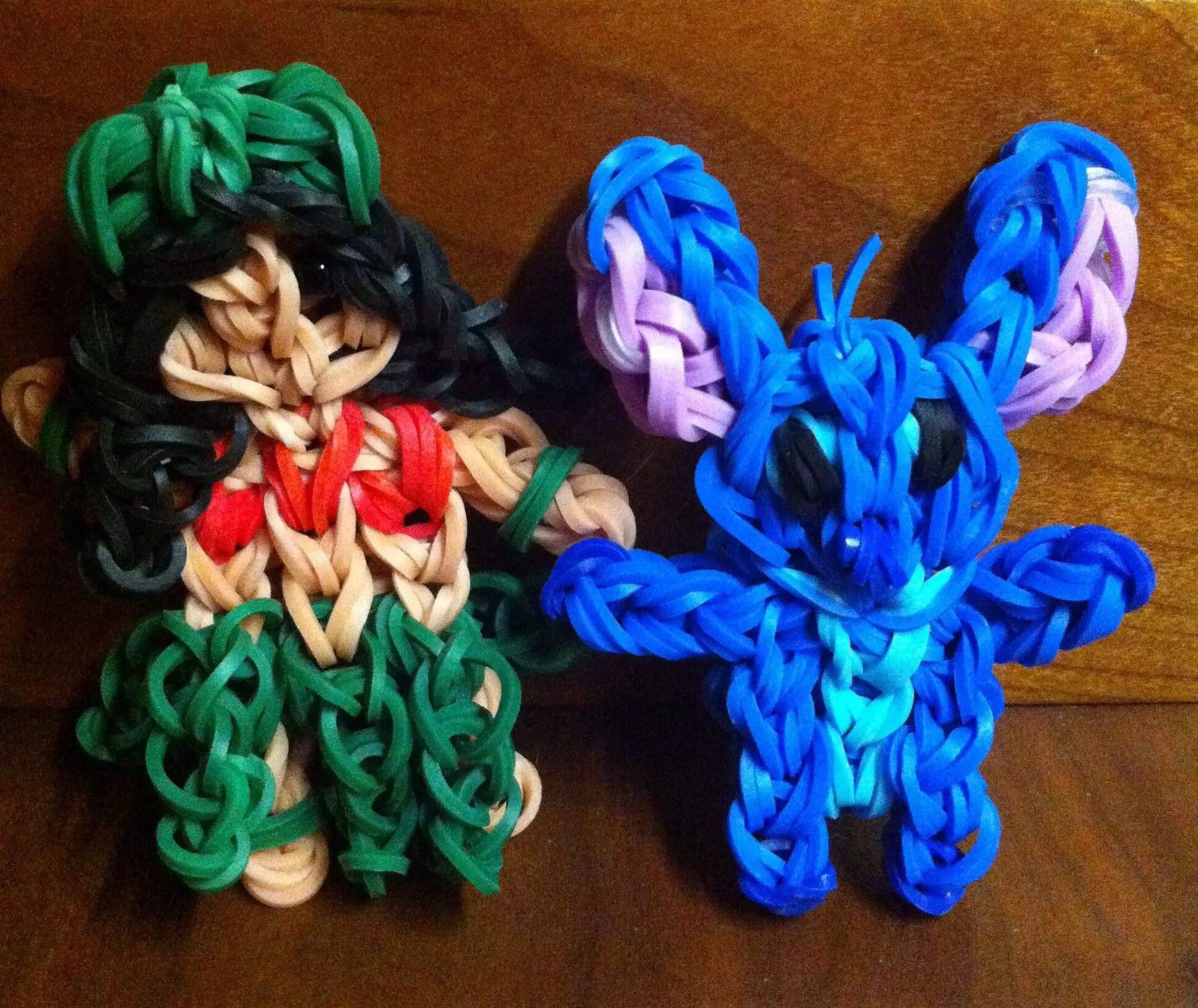 Стич Rainbow Loom. Плетение из резиночек фигурки. Фигурки из резинок для плетения. Плетение резинками фигурки.