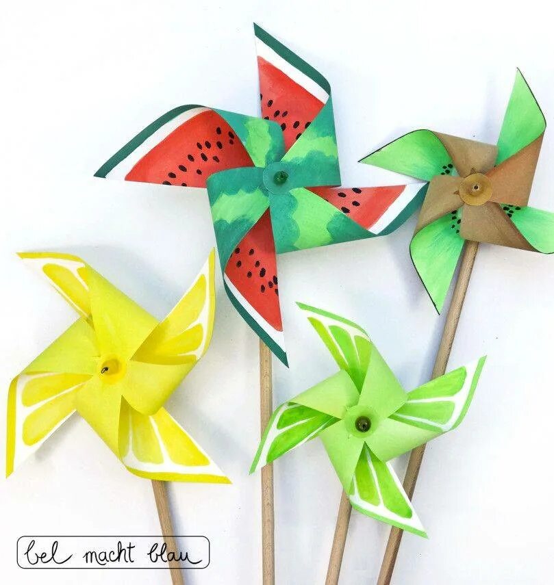 Вертушка из бумаги. Игрушка вертушка из бумаги. Вертушка из бумаги. Поделка ветряная вертушка. Игрушка вертушка из бумаги оригами.