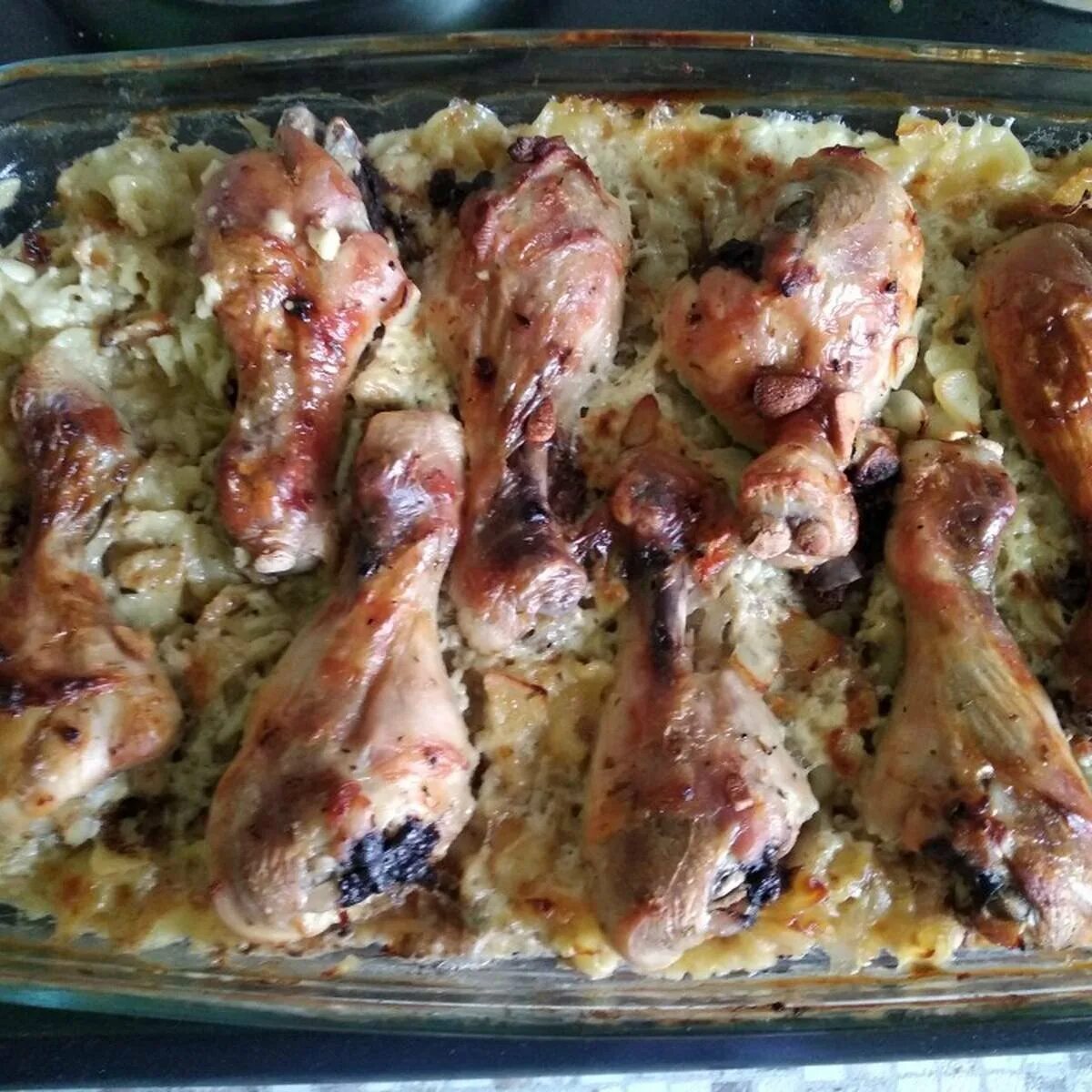 Рецепт куриных в духовке с макаронами. Макароны с курицей в духовке. куриные ножки. голень куриная с макаронами. куриные ножки с макаронами.