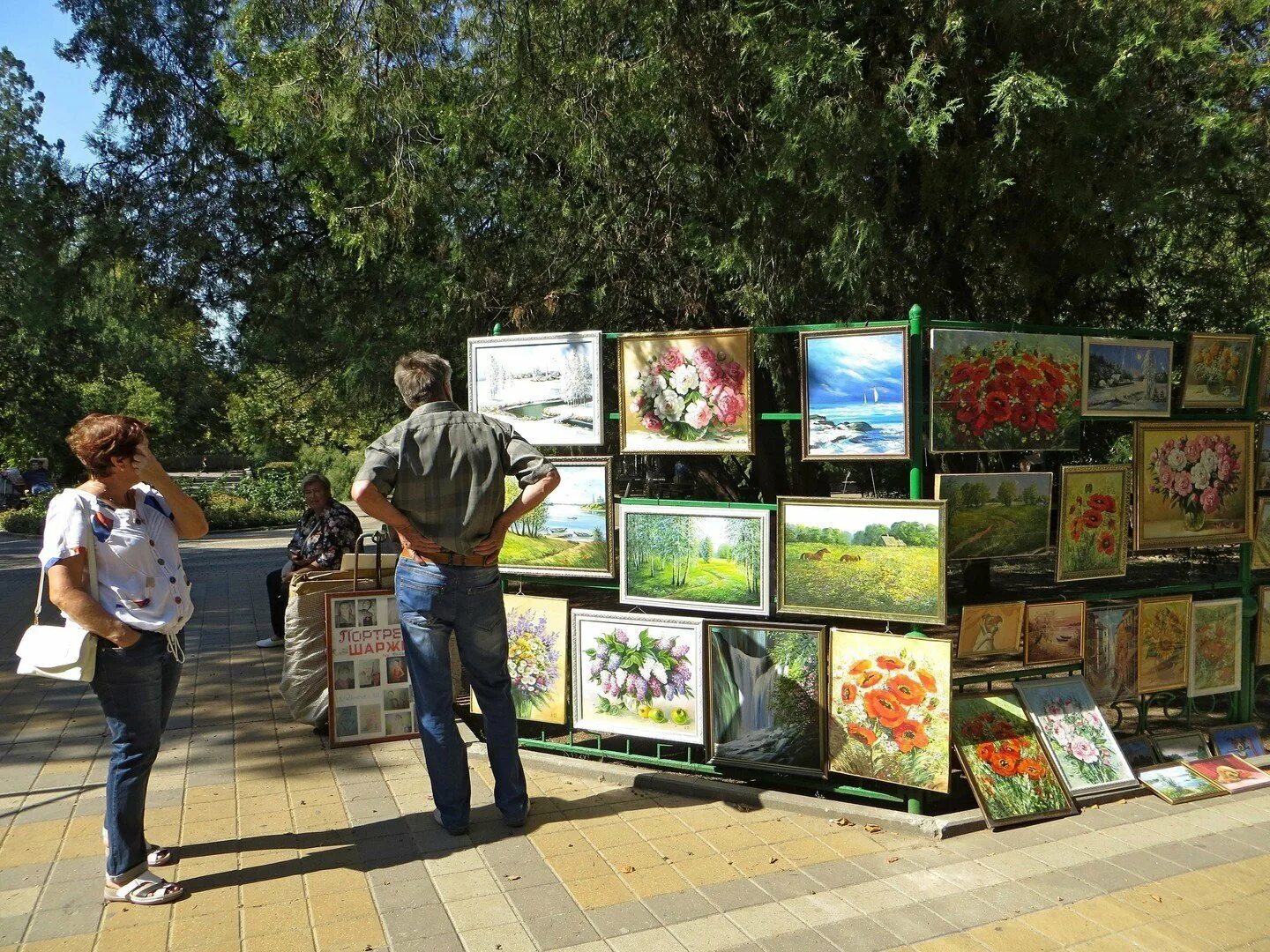 За сколько продают картины. Художники на Горького Ростов на Дону. Галерея парк Ростов на Дону. Художник в парке.