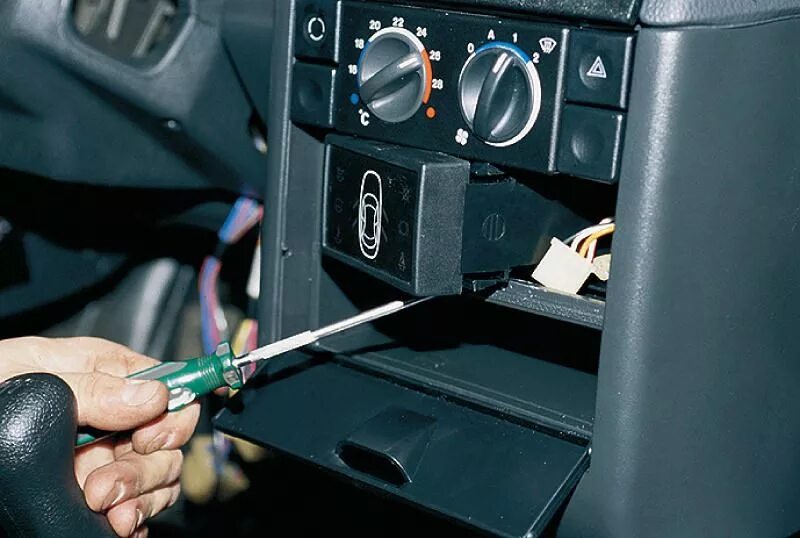 Реле насоса 2110. Блок эбу ваз 2110. Как снять блок с машины. Монтажный блок ваз 2109 где. Блокиратор селектора акпп ауди а6 с5.