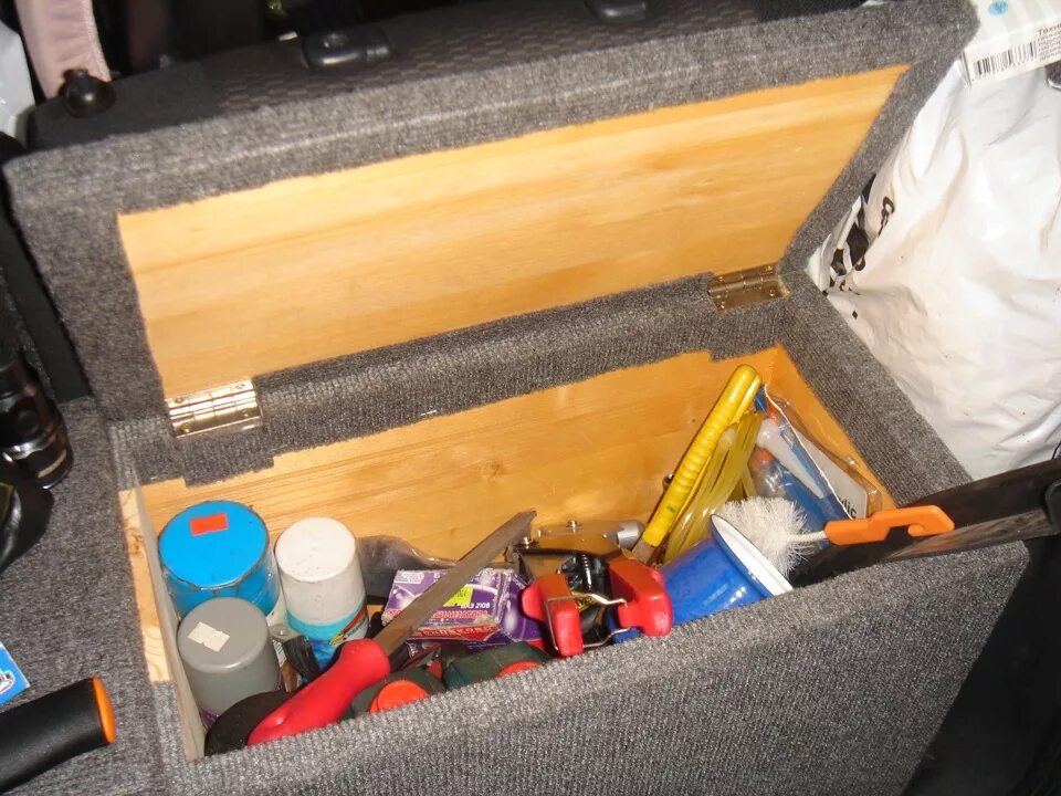 Инструмент в багажник автомобиля. Ящик под инструменты МТЗ82.1. Самодельный ящик для инструментов в машину. Короб для инструментов в машину. Ящик для инструментов из фанеры.