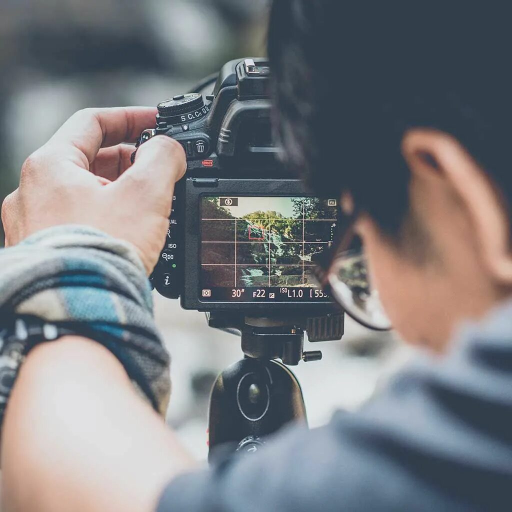 Сняться в клипе. Фотоаппарат сток. Клип фотографируй. Фотосессия на природе бэкстейдж. Видеосъемка.