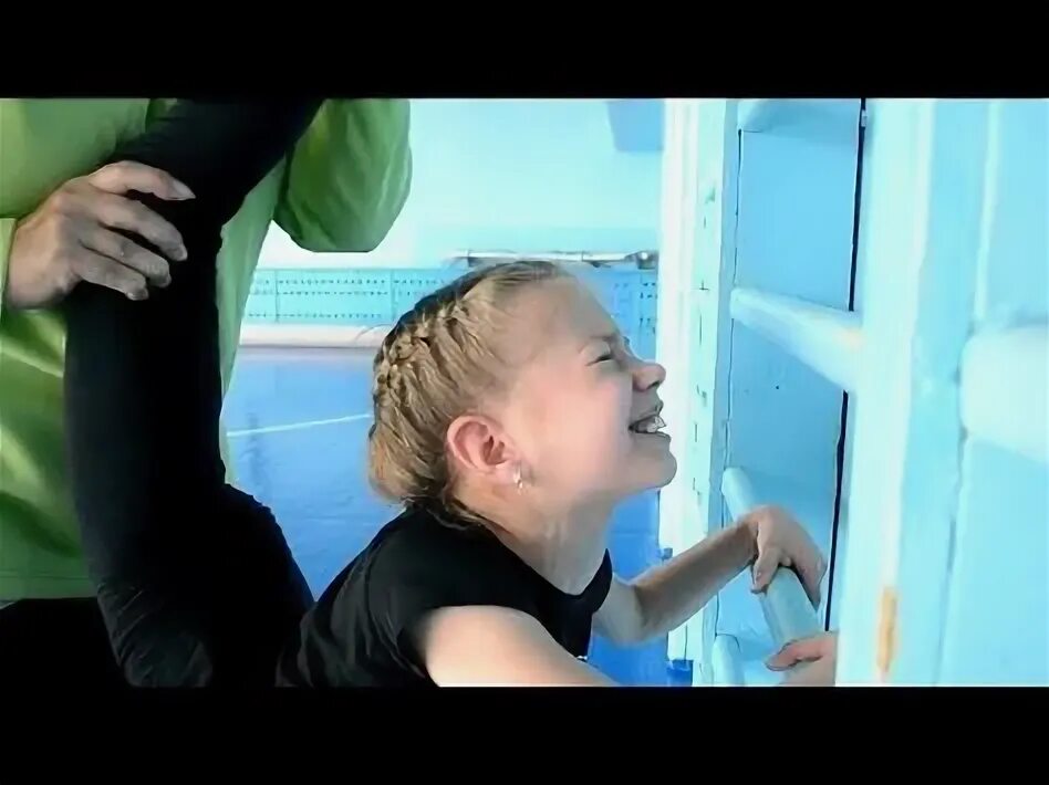 Шпагат боль. Художественная гимнастика растяжка боль. Художественная гимнастика растяжка до слез. Шпагат дети плачут. Художественная гимнастика растяжка.