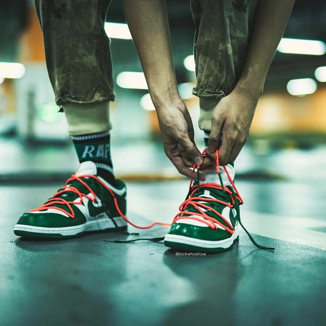Как завязывать найки данки. Nike Dunk Green on feet. Nike Dunk x off White on feet. Nike SB Dunk Low Black White. Nike Dunk Low off White Black.