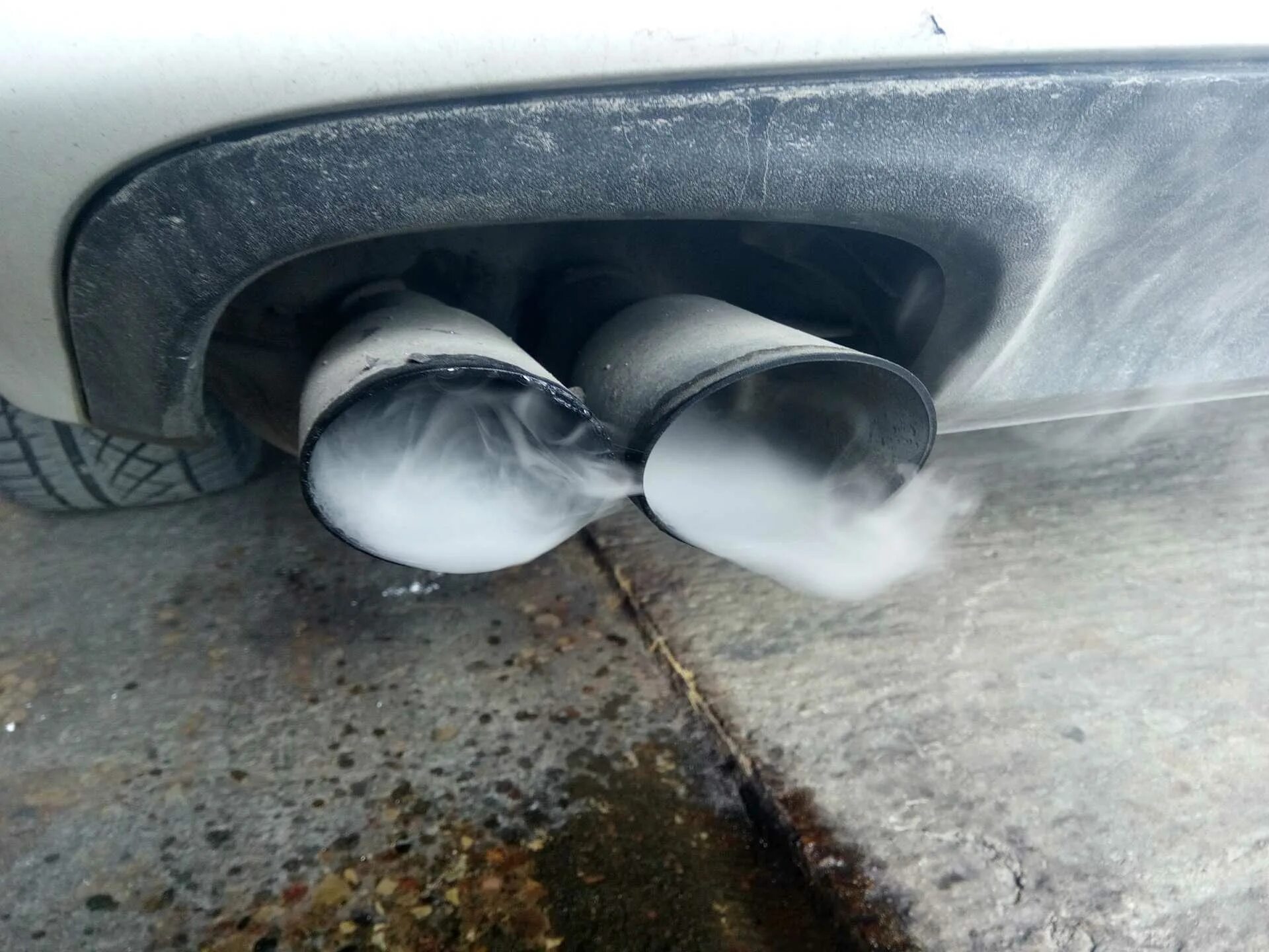 Почему вода из глушителя