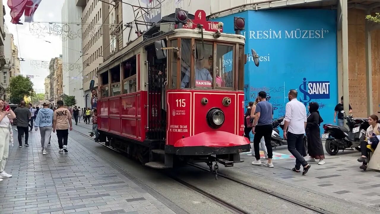 Пешеходная улица Истикляль. Улица Истикляль в Стамбуле. Трамвай на улице Истикляль Стамбул. Ретро трамвай Стамбул Истикляль.