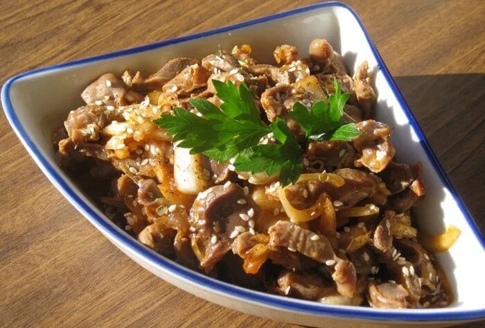 Куриные желудки в соевом. Блюда из пупков куриных. куриные желудки в соусе. куриные желудки в соевом соусе. тушеные куриные желудки.