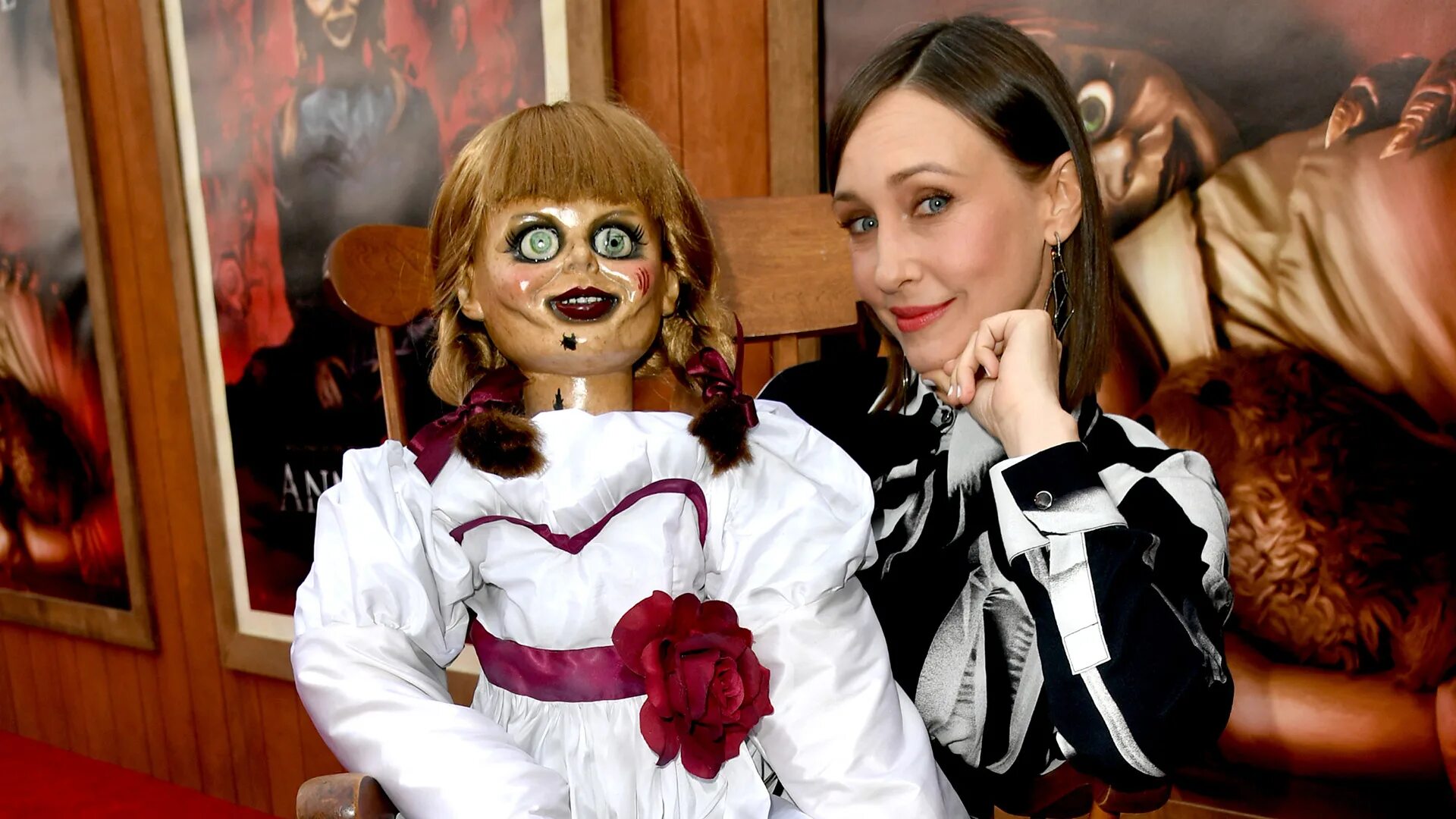 Как выглядит кукла анабель. Как выглядит кукла анабель. Как выглядит кукла анабель. Проклятие аннабель кукла. Проклятая кукла анабель в музее.