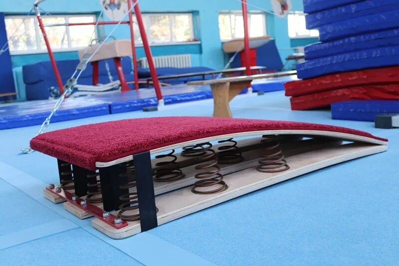 Спортивный инвентарь маты в спортивном зале протираются. Гимнастический инвентарь. Оборудование для гимнастического зала. Спортзал для спортивной гимнастики. Гимнастическое оборудование для мостика.