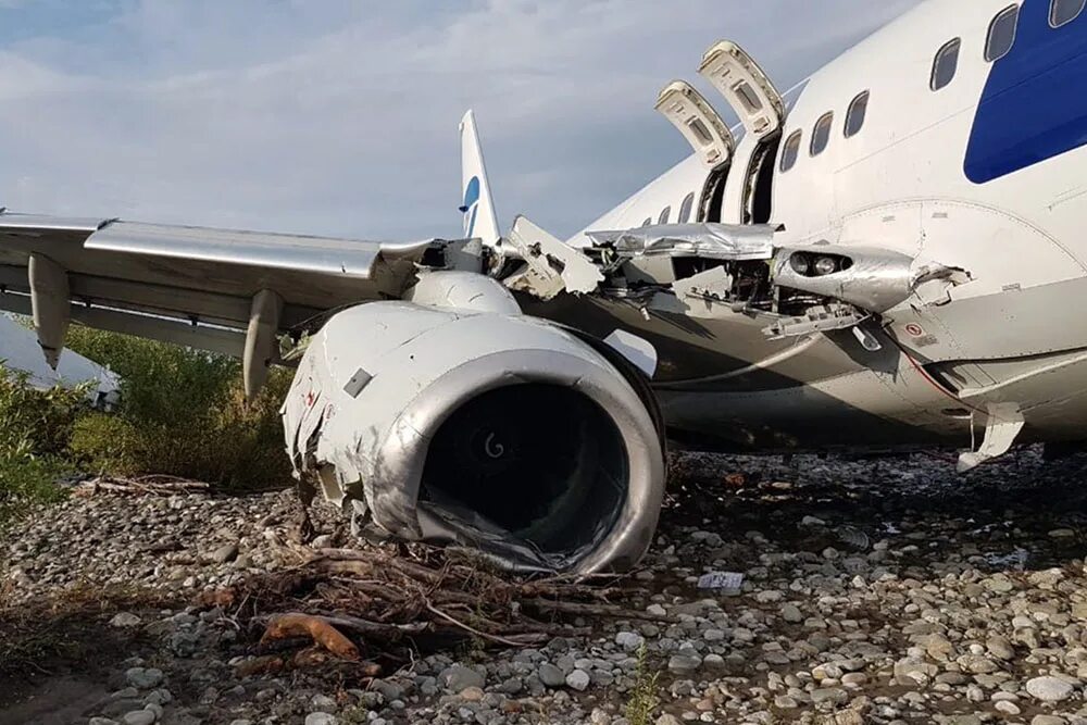 Крушение самолета в сочи. Крушение самолет Boeing 737. Авария Boeing 737 в Сочи. Выкатывание Боинг-737 ЮТЭЙР.