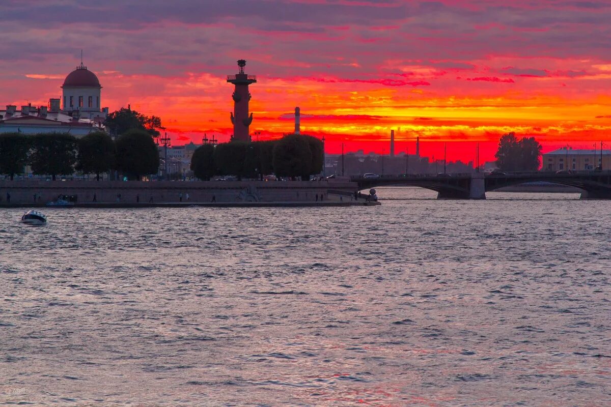 Петропавловская крепость на закате. Закат в питере. Санкт-петербург петропавловская крепость закат. Закат в городе. Заход солнца в санкт петербурге сегодня.