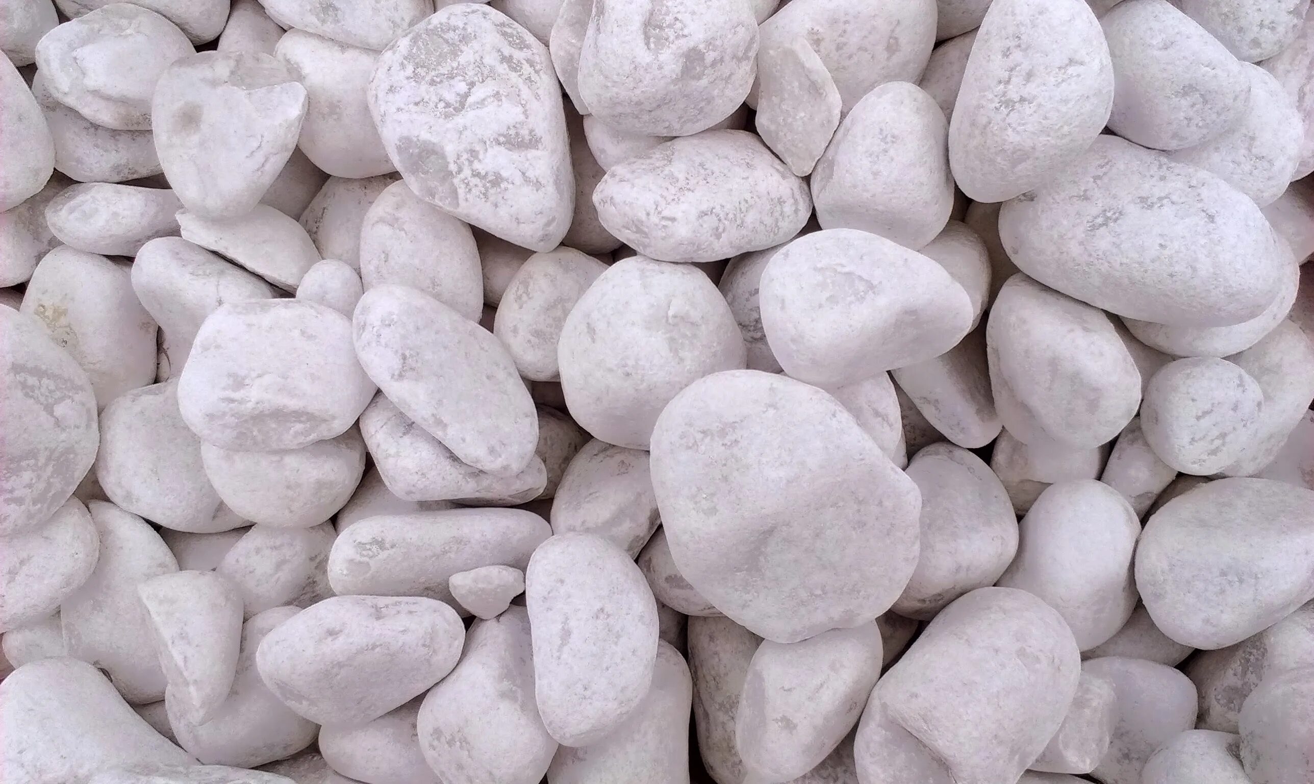 Белый камень. Белые камешки. Красивый белый камень. Камень на белом фоне. Уайт стоун