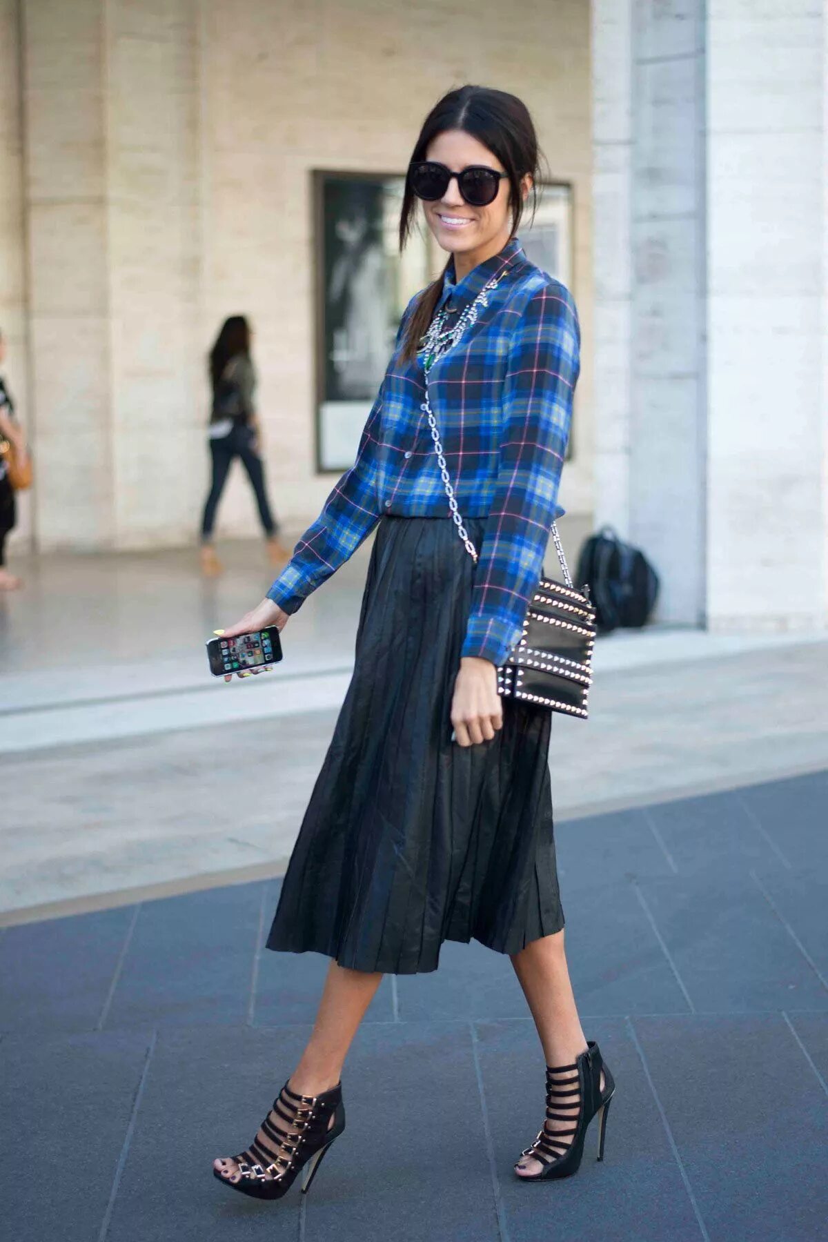 Лук с колготками в сетку. Платье на бретельках с водолазкой. Водолазка с юбкой. Стильные образы с водолазкой. Плотный поверх.