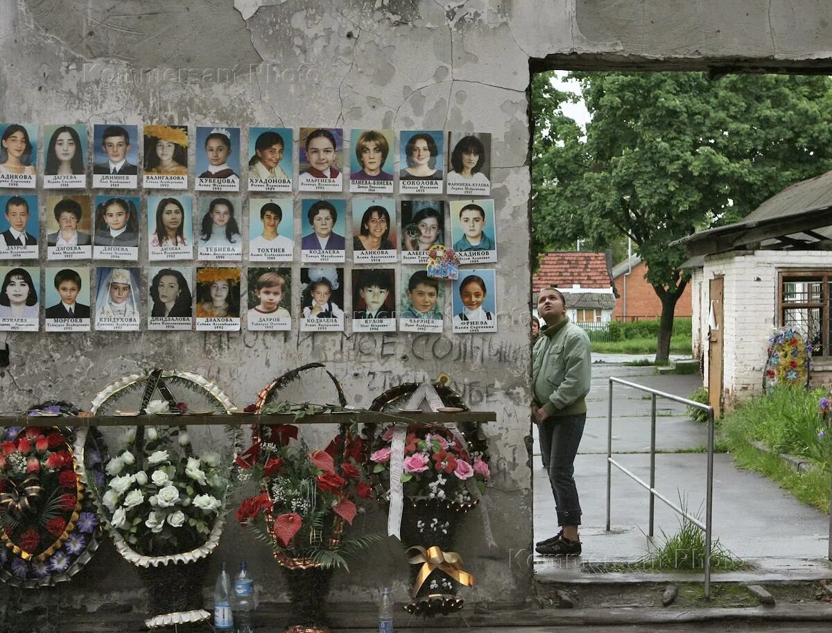 Беслан какие требования. Северная Осетия Беслан 1 сентября. Теракт в школе 1 сентября 2004 год. Беслан 1 сентября 2004 штурм. Беслан 3 сентября 2004 штурм.