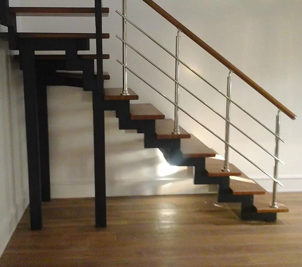 Профильная лестница на второй этаж. Лестница металл 40на40. Лестница на 2 этаж на косоурах. Лестницы на металл косоурах. Лестницы металл двойной косоур.