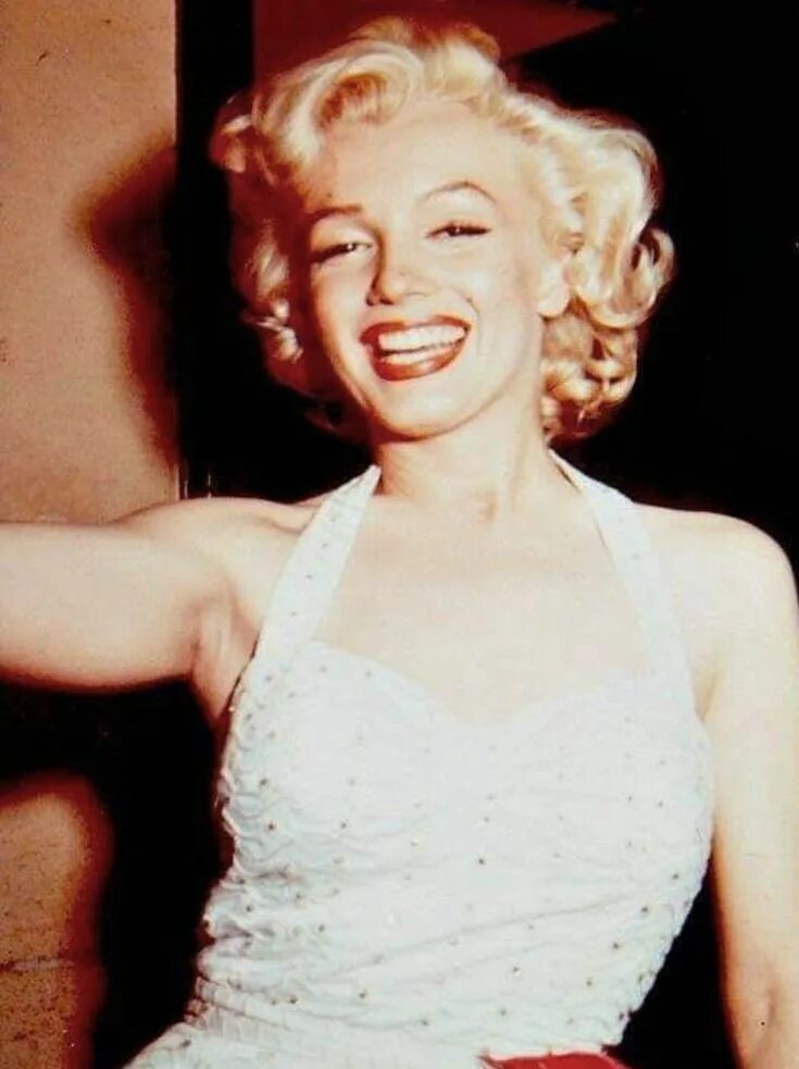 Владислав мамышев-монро. Мэрилин монро на заводе. Бюстгальтер пуля мэрилин монро. Стрижка мерлин монро. Беленький мэрилин монро.